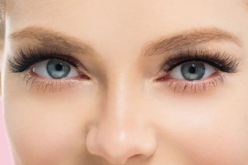 Step-by-step Guide for a professional cat Eye Eyelash Extension Style