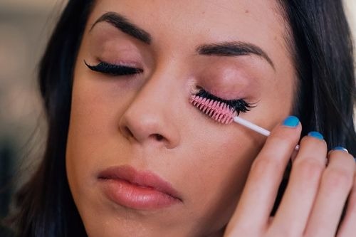 how to clean your lashes